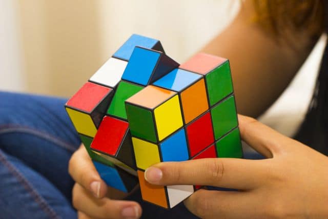 Rubik kocka és az Ember, aki mögötte van 1