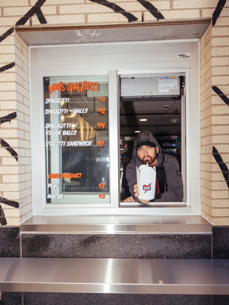 Eminem opens Mom's Spaghetti restaurant in Detroit - Megnyílt az igazi Mom's Spaghetti (szövegértés, szókincs) 1