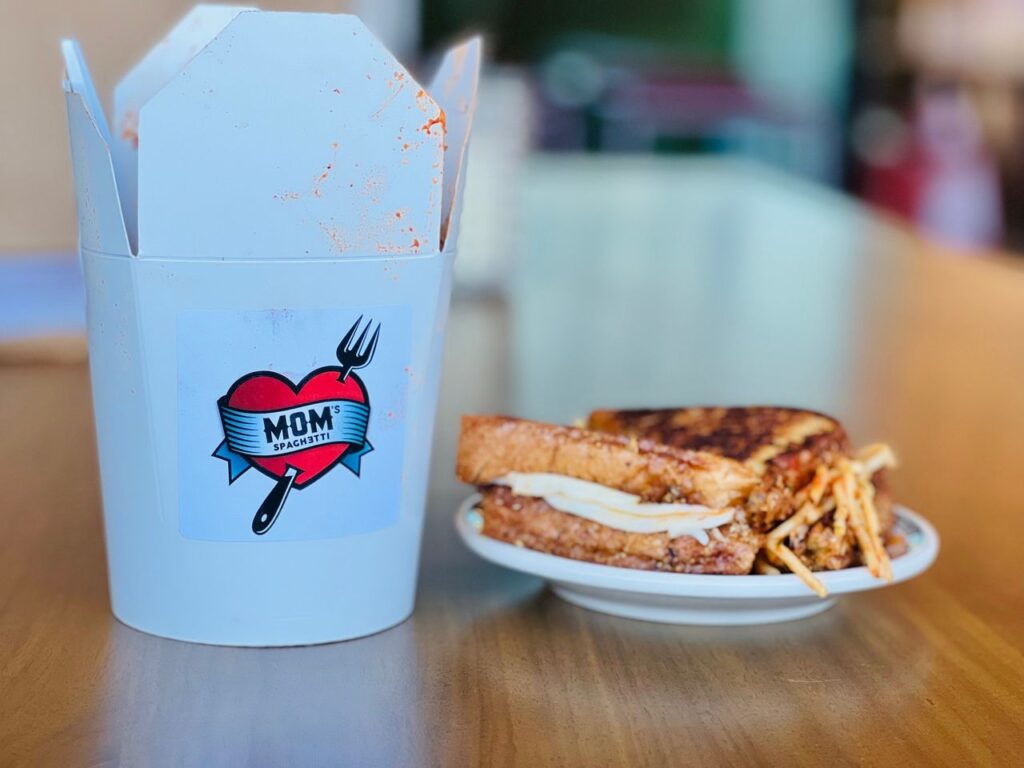 Eminem opens Mom's Spaghetti restaurant in Detroit - Megnyílt az igazi Mom's Spaghetti (szövegértés, szókincs) 2