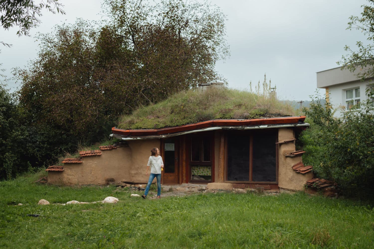 EMBEREK A NAGYVILÁGBAN – Promoting the benefits of sustainable architecture with a real-life hobbit house 1