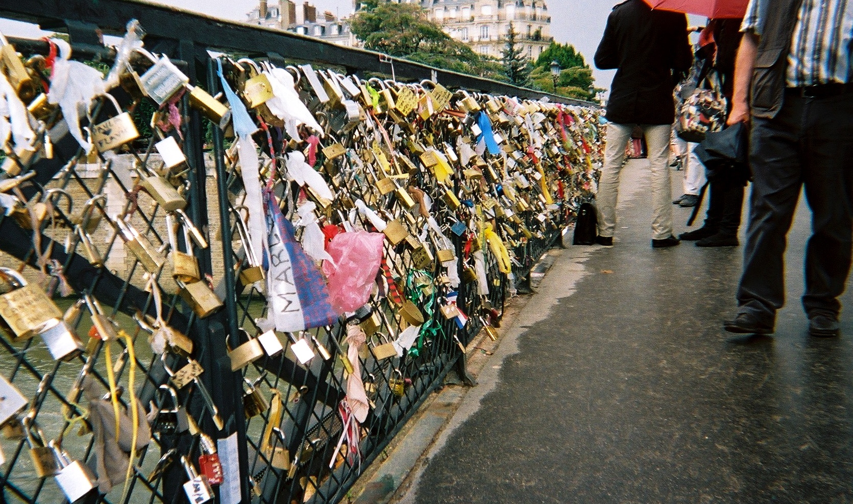 Paris 'love locks' to be removed from bridges 1