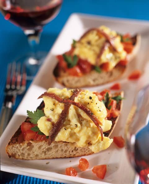 Crostini with Tomato Salad and Scrambled Egg - egy könnyű ebéd recept :) 1