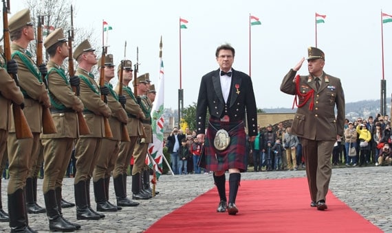 Iain Lindsay nagykövet és a skót szoknya 1