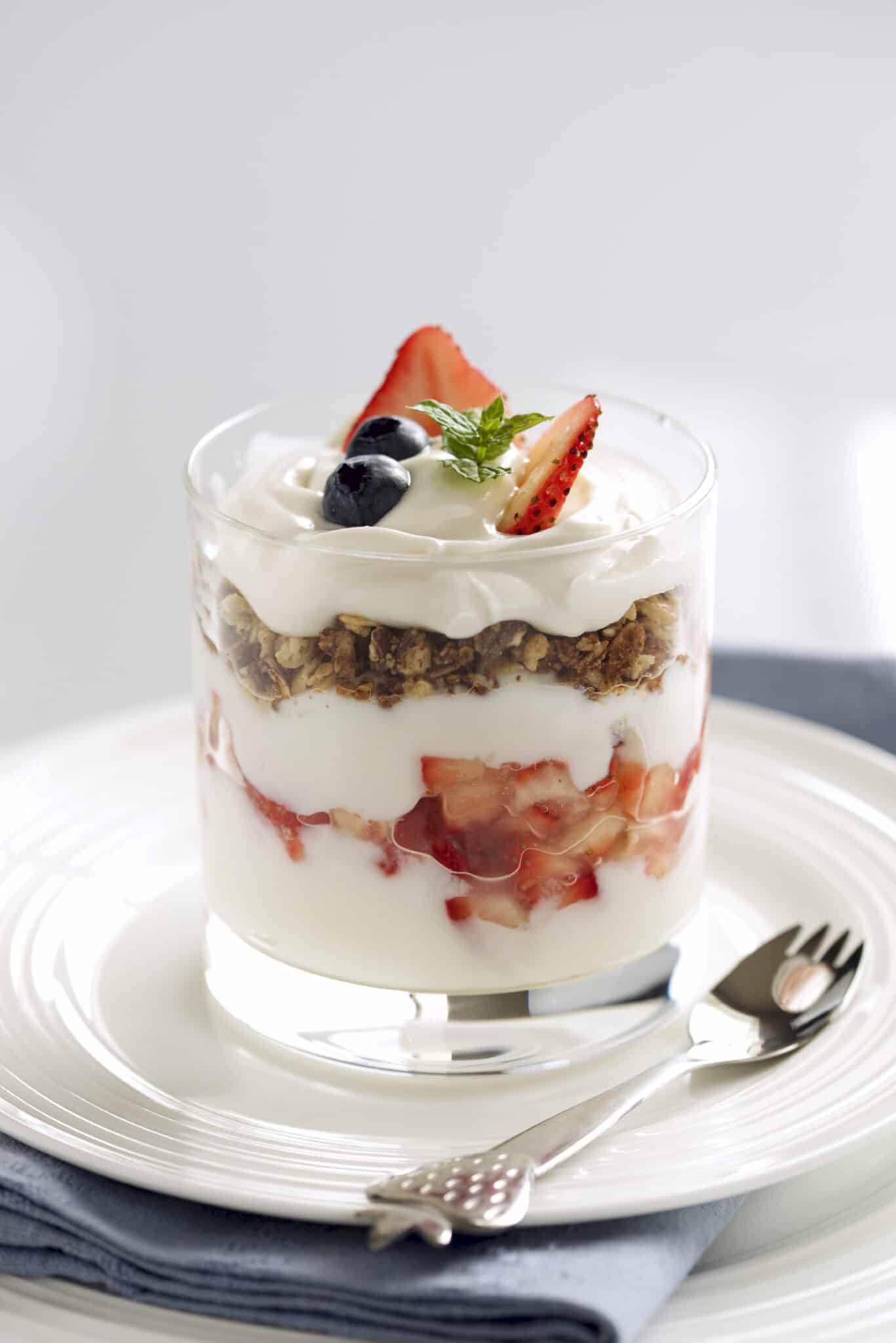 Granola, Yogurt, Berry Parfait - egészséges, joghurtos-müzlis-gyümölcsös desszert 1
