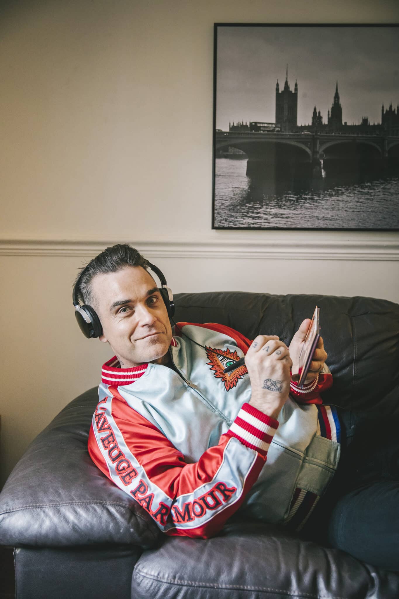 Robbie Williams is a fan of his fan 1