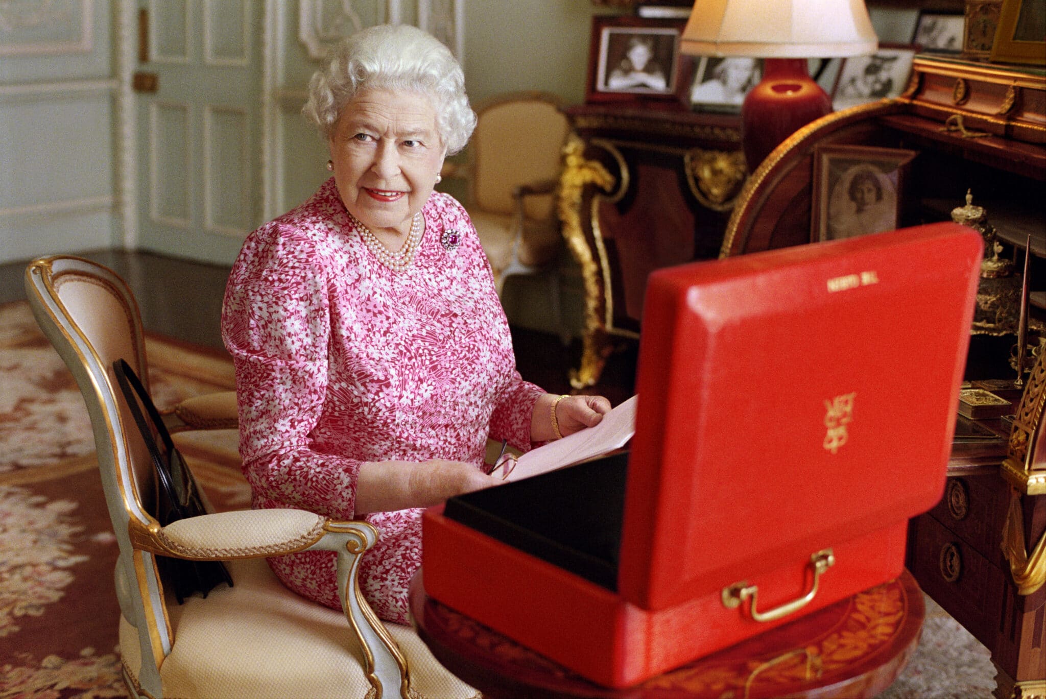 Would you like to get a letter from the Queen? Write her a Christmas card. 1